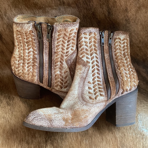 Circle G Shoes - Circle G By Corral Outstanding Leather Weave Double Zipp Crackle Leather Bootie
